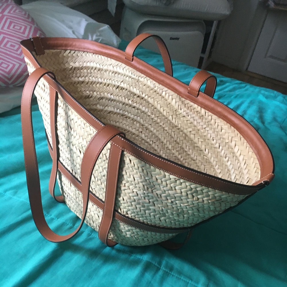 Large gridded basket in raffia and calf skin